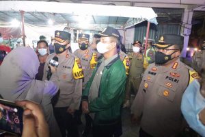 Patroli Malam Skala Besar, Polda Kepri Bagikan Sembako PPKM Level 4 di Kota Batam