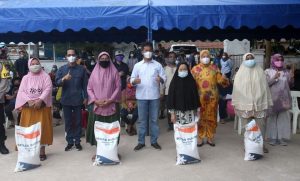 Bantuan PPKM Darurat Di Batam. Rudi – Amsakar bersama Marlin Bagikan Beras