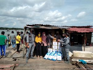 Bakamla RI Bagi-Bagi Sembako Ke Nelayan Batam