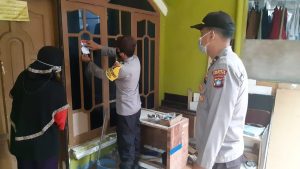Pengawasan dan Tracking Covid-19 di Rumah Isoman, Polsek Batu Ampar Kota Batam Pasang Stiker
