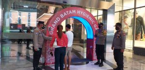 Polsek Lubuk Baja Beri Himbauan Prokes 5 M Di Grand Batam Mall