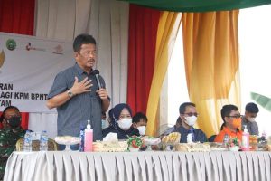 Wali Kota Batam HM Rudi Didampingi Wagub Kepri Marlin Agustina Salurkan Beras dari Kemensos