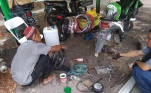 Pendapatan dibawah 100 ribu. Pria di Batam Buka Layanan Tambal Ban Online Go-Ban Untuk Bertahan Hidup