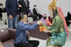 Hadiri Pelantikan Alumni Fisipol Unrika Batam, Amsakar : Jangan Lelah Terlibat Dalam Pengembangan Kapasitas SDM