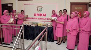 Ketua Cabang Bhayangkari Polresta Barelang Kunjungi Pengurus Bhayangkari Polsek Batu Ampar