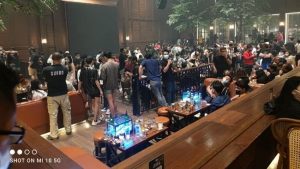 Clubber Holywings Kemang Dini Hari Dibubarkan Polisi