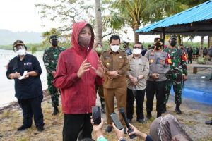 Kapolda Kepri Dampingi Presiden Jokowi Saat Penanaman Pohon Mangrove di Pulau Setokok Kota Batam
