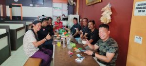 Ajak Makan di Warung  Khas Madura Pojok Kampus Uniba, “Dijamin” Bikin Istri Senyum – Senyum