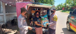 Baksos Polsek Batu Ampar Kota Batam, Bagikan Beras Bagi Warga Terdampak Covid-19