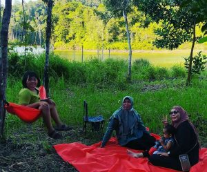 Tikaran Dipinggir Danau TWA Muka Kuning Batam Yuk, Cocok Nih Liburan Ajak Sikecil