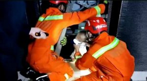 Insiden Menegangkang Evakuasi Bayi Terjebak di Lift Gedung Rabbani