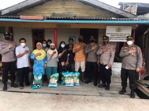 Polsek Kawasan Pelabuhan Salurkan Bantuan Sosial Yayasan Buddha Tzu Chi Indonesia di Kampung Bagan Sei Beduk Kota Batam