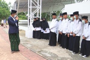 Peringati Hari Santri Di Kota Batam, HM. Rudi Kenakan Sarung