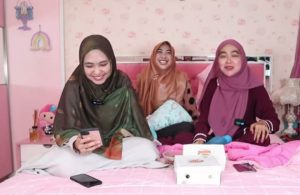 NEWS VIDEO : Ria Ricis dan Oki Setiana Dewi Ngobrol Pakai Bahasa Batam Nggak Berhenti Ketawa.  KENAPA?