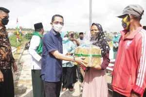 Amsakar Achmad Salurkan Sembako Untuk Warga Terdampak Banjir di Nongsa Kota Batam