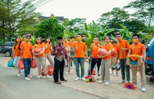 Ultah Ke-10, HARRIS Hotel Batam Center Lakukan Fogging dan Bagikan Sembako di Kampung Belian