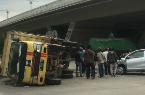 Kecelakaan di Jembatan Bandar Laluan Madani Batam, Mobil Truk Terbalik