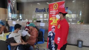 Binda Kepri Gelar Vaksinasi Booster Serentak Bagi Petugas Publik Sektor Perbankan Di Kota Batam