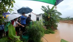 Gerak Cepat, HM Rudi Keliling Langsung Tinjau Titik Banjir Di Kota Batam