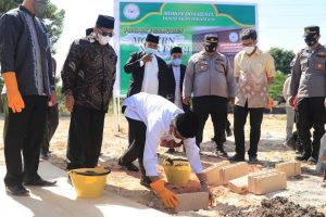 Jefridin Letakkan Batu Pertama Pembangunan Gedung Pesantren Nur Fikri Kota Batam