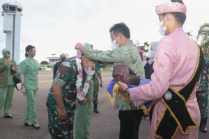Kunjungan KSAD Ke Batam, Rudi Sambut Langsung Kedatangan Jenderal Dudung Abdurachman