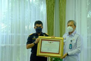 Bea Cukai Batam Terima Penghargaan Dari Imigrasi Batam