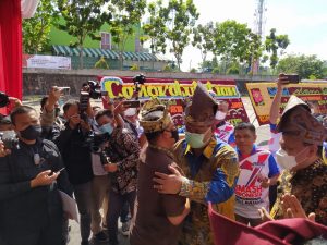 Ketua KPK dan Ketua Umum JMSI Disambut Silat penyambutan a dan di Pakaikan Tanjak Tebing Runtuh