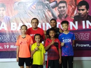 Saat Anak-Anak ingin berfoto bersama ketua KPK RI dan Minta tanda-tangan Taufik Hidayat