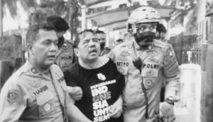 Ade Armando Babak Belur di Tengah Demo 11 April BEM SI, Celananya Dilucuti