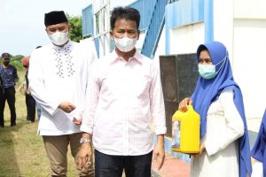 HM Rudi Didampingi Randi Zulmariadi Bagikan Minyak Goreng Gratis