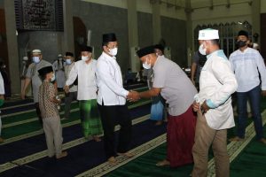 HM. Rudi Salat Tarawih Perdana di Masjid Agung Batam Center