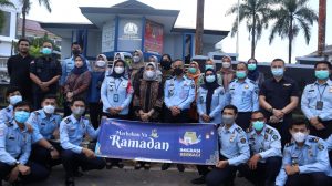 Imigrasi Batam Berbagi Takjil Kepada Pengendara Jalan