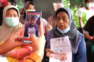 Pemerintah Salurkan BLT Minyak Goreng di Surabaya