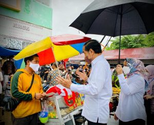 Presiden Jokowi Bagikan BLT Minyak Goreng di Pasar Angso Duo Jambi