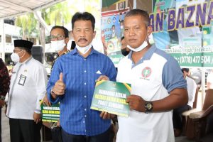 Rudi dan Marlin Salurkan 900 Paket Sembako untuk Sejumlah Honorer Batam