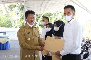 HM. Rudi Serahkan 653 SK Guru Di Lingkungan Pemko Batam