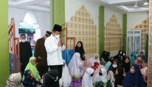 Safari Ramadan di KSB Tiban Mentarau, Rudi Pastikan Komitmen Bangun Infrastruktur Jalan Pemukiman