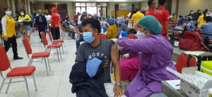 Ribuan Masyarakat Antri Vaksin Booster Di Maha Vihara Duta Maitreya Batam