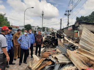 Amsakar Achmad Tinjau dan Beri Bantuan Korban Kebakaran di Sagulung Batam