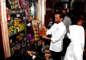 Kunjungi Pasar Tradisional, Presiden Jokowi Cek Langsung Harga Minyak Goreng Curah