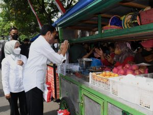 Salurkan Bansos di Surakarta, Presiden Jokowi Harap Ekonomi Pulih Kembali