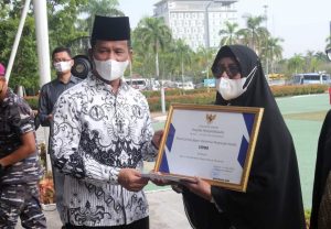 Pimpin Upacara Hardiknas, Walikota Batam Berikan Penghargaan untuk Guru