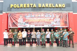 Rangkaian Hari Bhayangkara ke-76 di Kota Batam, HM Rudi Ikut Serahkan Bansos Sembako