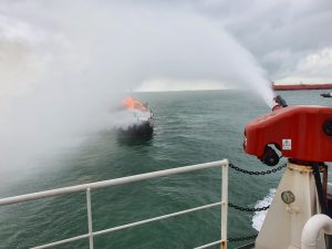 Aksi Bakamla RI Padamkan Kapal KM. Bintang Surya Terbakar di Perairan Karimun