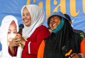 Marlin Ajak Ibu – Ibu Di Batam Memilah Sampah Dan Dikumpulkan Di Bank Sampah