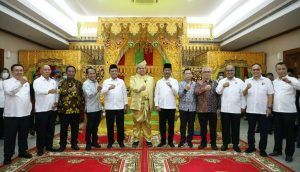 Resmikan Masjid Tanjak Batam, Menko Airlangga disambut Tepuk Tepung Tawar
