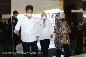 HM Rudi Jemput Kedatangan Menteri Sosial Tri Rismaharini di Batam