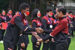 Presiden Jokowi Serahkan Bonus bagi Atlet Indonesia di SEA Games Vietnam, Ini Nama Penerima Dan Besarannya