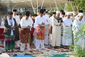 Wali Kota Batam Muhammad Rudi dan Keluarga Salat Iduladha di Dataran Engku Putri
