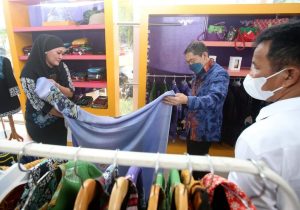 HM. Rudi Dampingi Menlu Kedua Singapura Jalan – Jalan di Batam, Maliki Beli Oleh – Oleh Batuk Batam